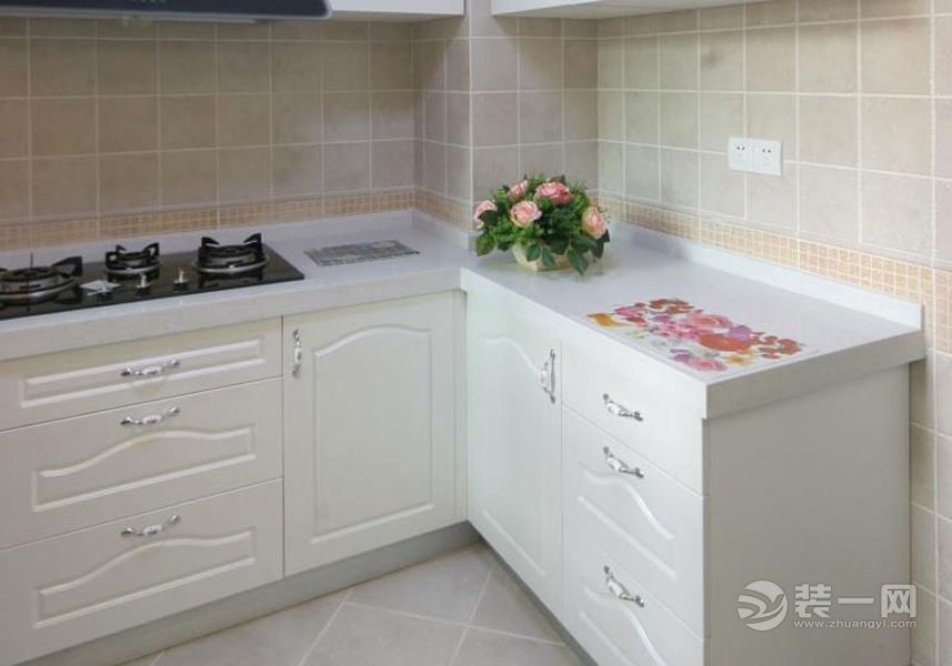 洁白的整体橱柜搭配浅黄色瓷砖，为单薄的厨房增加暖度。