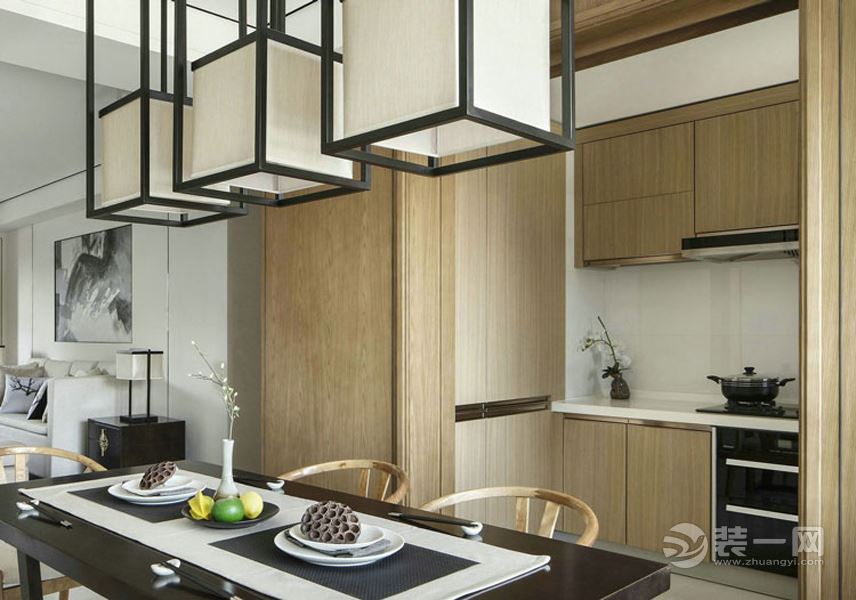 开放式厨房，木质板材的外延使得厨房与整体空间浑然一体。