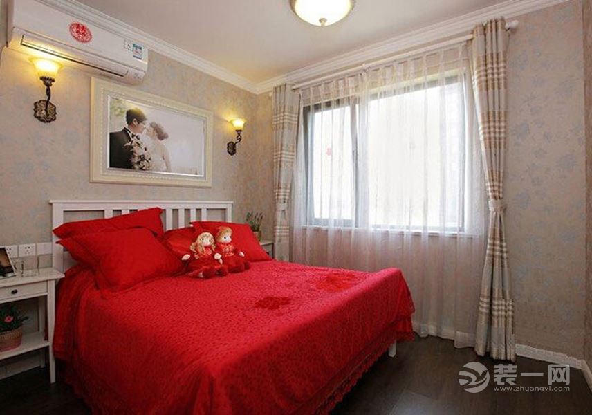 主卧是婚房，大红的床品在浅色的空间中喜庆至极。