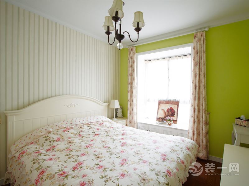 主卧漆上了鲜绿色，碎花元素运用在窗帘和床上用品上，浓浓的田园味道。