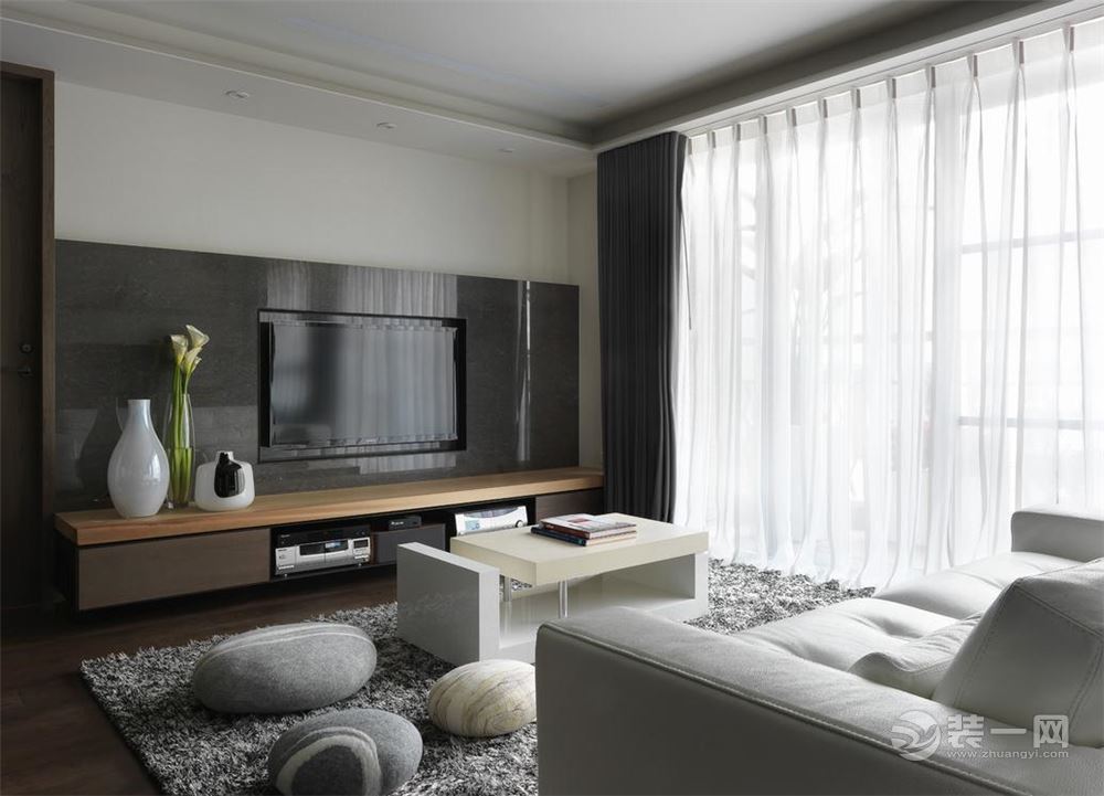 在客厅将电视嵌入背景墙，营造出丰富的层次及肌理的变化。