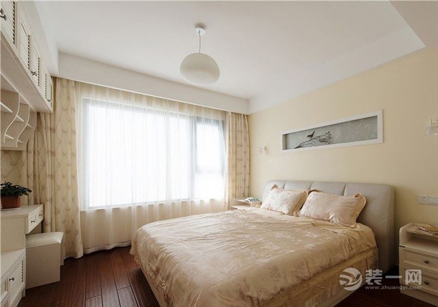 卧室：浅鹅黄的主卧，绸缎床品搭配皮质靠背，完美的混搭，契合了宅主沉稳内敛的气质。