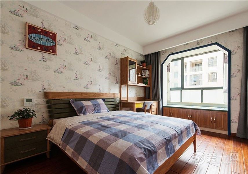 卧室简中的平板床和床头柜，配合简单的木线条，运用的木色和绿色，勾勒出一个清晰、对称、简约的卧室。