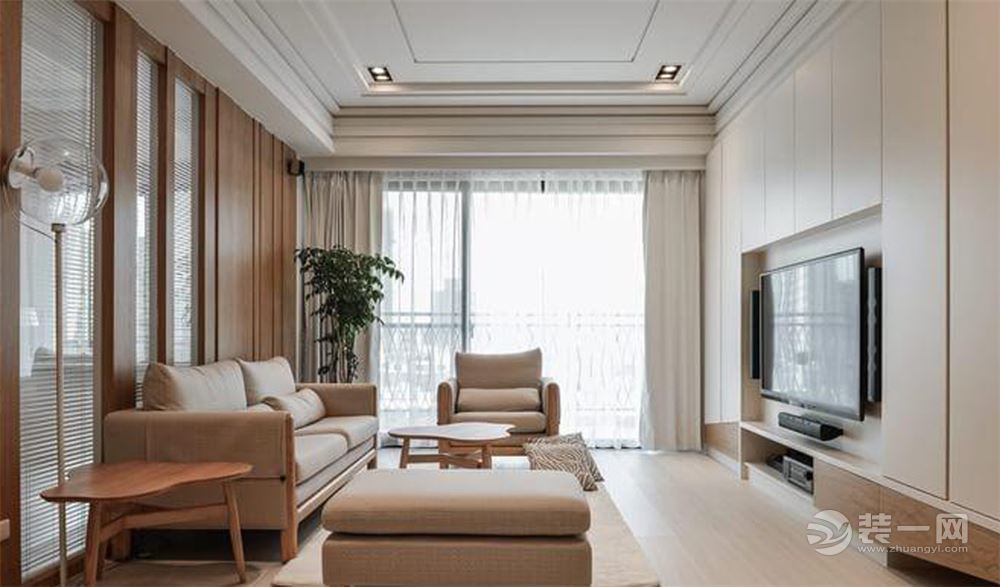 客厅：大面的落地窗，将光线引入室内，自然的采光和通风令客厅更加婉约舒适。