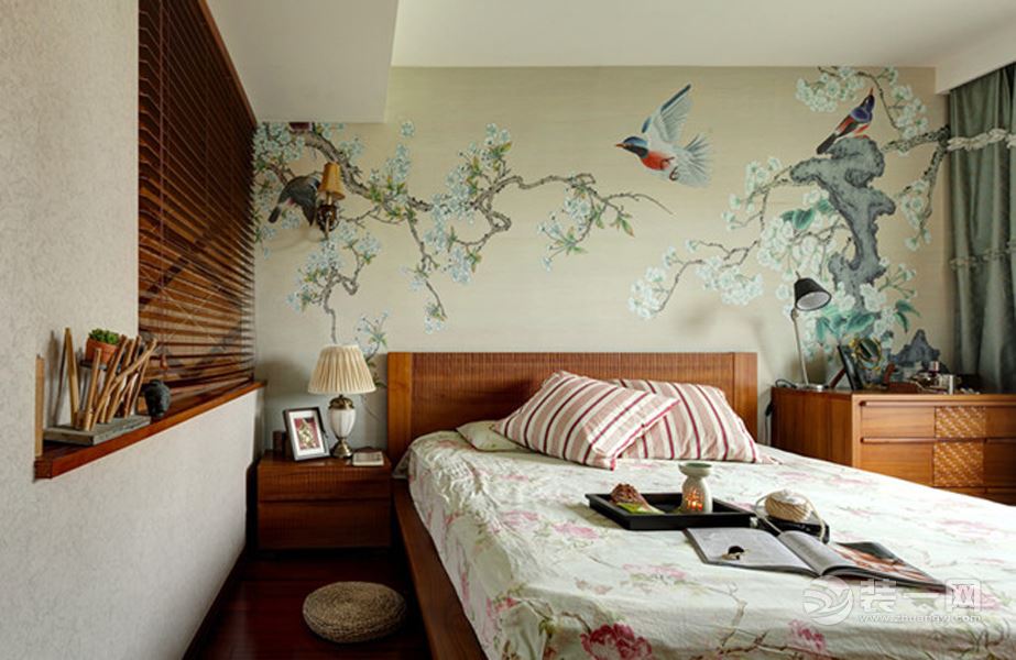 卧室：用壁画的方式凸显东南亚风情是个不错的办法，仿佛置身大自然中。