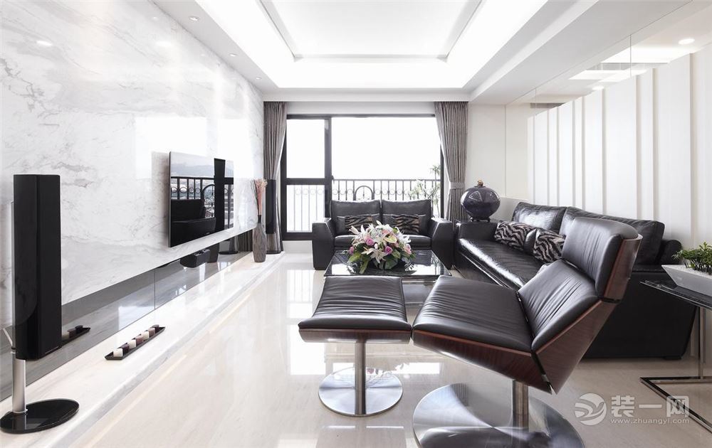客厅以大片白色为基地色，银狐大理石让空间优雅而又细致。