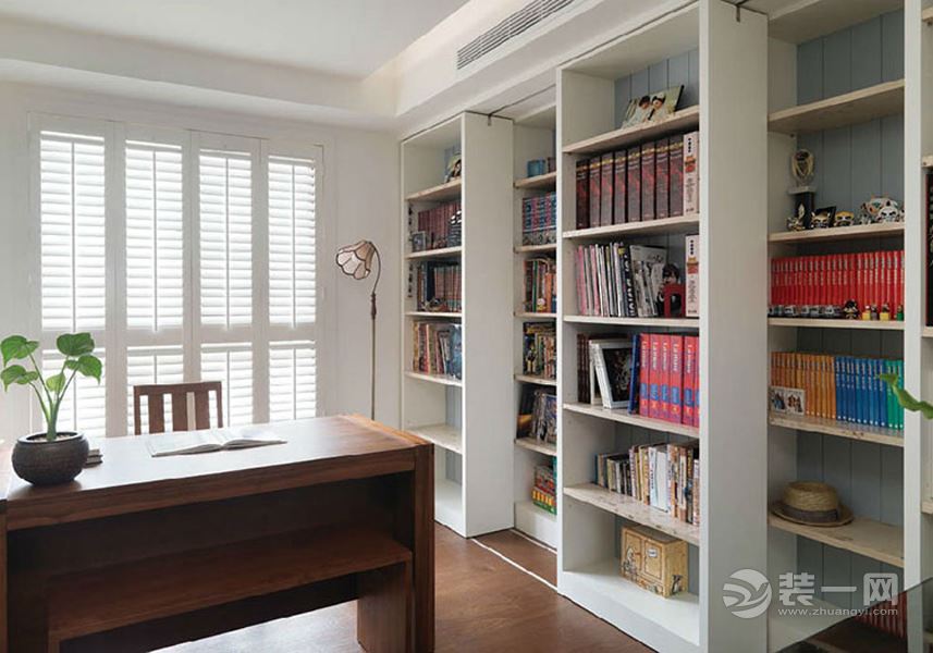 书房中沉稳的家具搭配白色书架，却显露出一丝活泼可爱的气息。