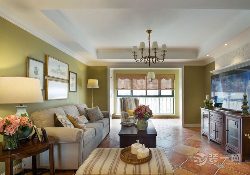 客厅扑面而来的是被称为奶咖绿的颜色，整个房子的墙面都被粉刷成这个清新靓丽的色彩，温馨自然。