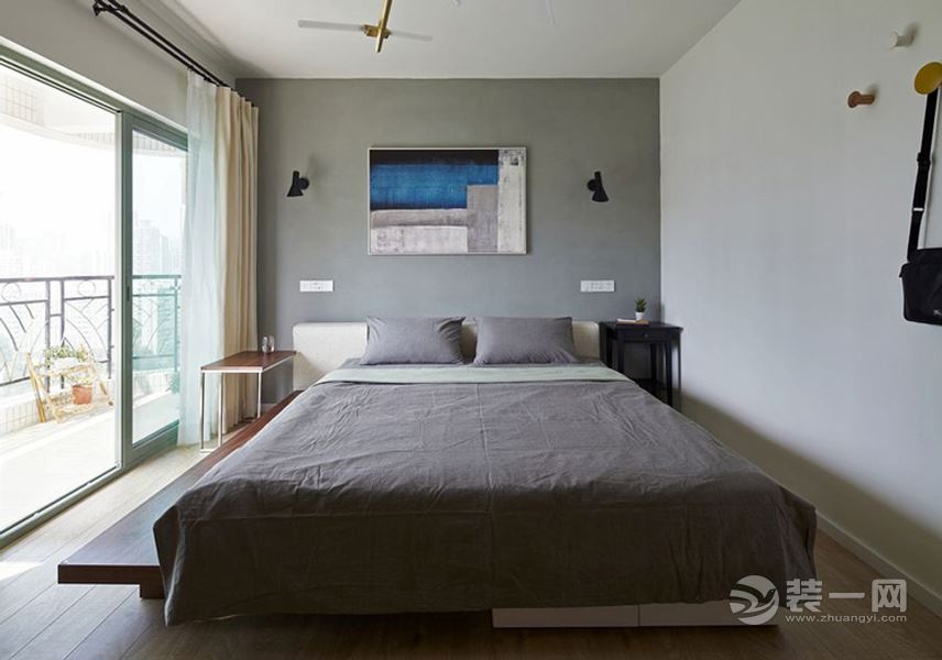 卧室里宜家风在卧室稍有凸显，简单清新，灰色床单符合客厅的水泥墙面，个性雅致。