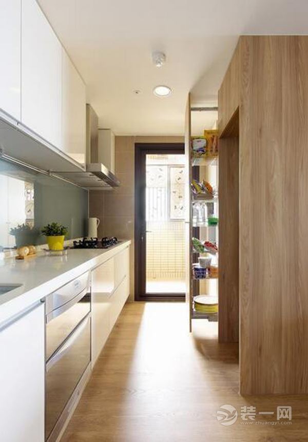 厨房规划，搭配充足的收纳空间，让厨房的各式收纳有了相对应的位置。