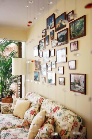 客厅里照片墙的摆设，为整体空间造就了一种别样的感觉。