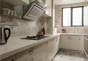 厨房采用偏中式的仿古砖和腰线，搭配橡木色橱柜，使原本狭长的空间在视觉上有所拓宽。