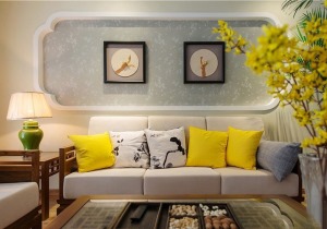 沙发背景是重复的端景造型，梅花点状的壁纸和小鸟装饰画完美结合，明黄色靠垫点缀了整个空间，提升了室内亮