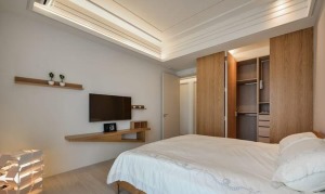 主卧：简约设计的主卧，以木质打造储物柜和搁物架，与简洁的线条创造了舒适的睡眠空间。
