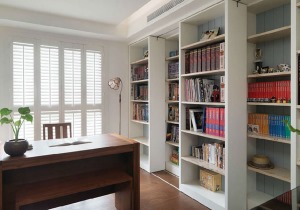 书房中沉稳的家具搭配白色书架，却显露出一丝活泼可爱的气息。