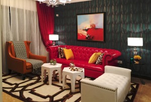 客廳深綠色帶有精致孔雀羽毛般花紋的墻紙，為整個客廳空間畫龍點睛，優雅的壁紙壓制住了客廳強烈的色彩