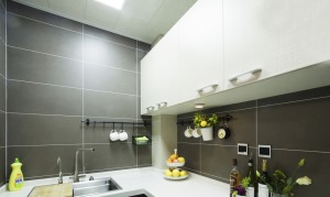 厨房里白色大理石板面与外部环境配色一致，提高了厨房的整体亮度。