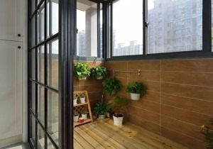 寬敞的陽臺，黑色拉門與木質地板的完美結合，搭配綠色小植，是整個房子中又一道風景線。