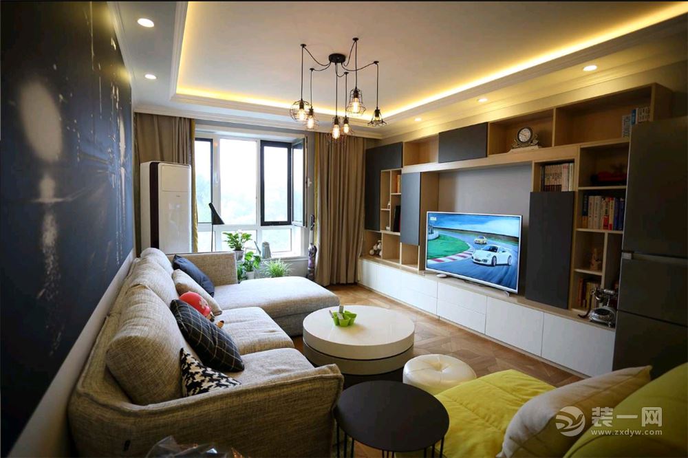 客厅的电视柜是定制的，电视柜和书柜结合，增加储物功能。