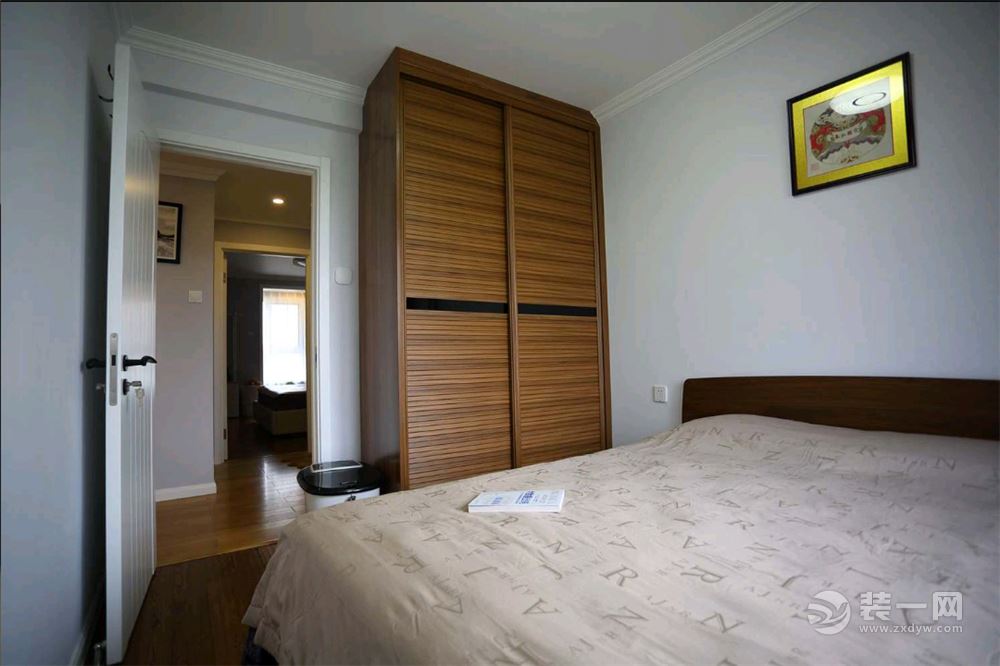 次卧室选用胡桃木色，灰咖色床品，简约现代的北欧双人床。