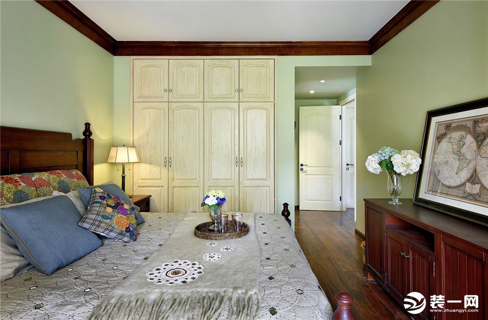 卧室整体色彩搭配和谐，每件物品都很有质感