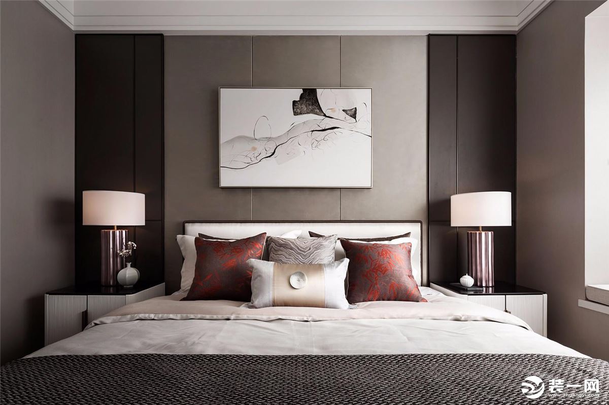 在卧室的设计上，运用简洁明快的设计风格。床品则选择浅色调，点缀些许红色抱枕+深色搭毯，增加层次感，优