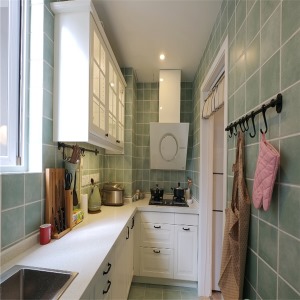 厨房，绿色的小方砖搭配白色的橱柜，简洁干净。