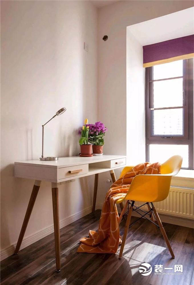 靠窗位置摆一张极简小书桌，搭配一张黄色的小座椅，整体给人以温馨舒适的感受；