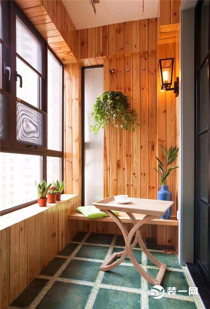阳台绿色的地砖+墙面桑拿板的装饰，结合清新的绿植与墙面的壁灯，整体呈现出自然舒适的空间质感；