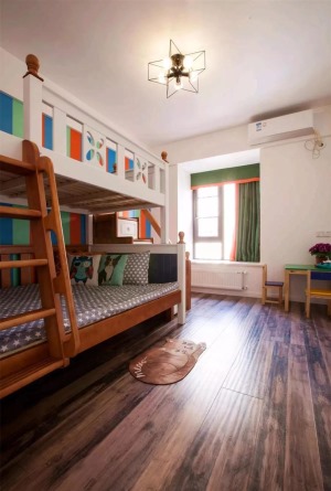儿童房采用一张下铺木色、上铺白色的材质，结合墙面多彩的壁纸，整体呈现出一个鲜艳活力的空间气质；