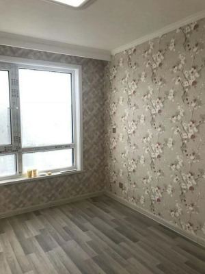 卧室壁纸与木地板相结合，呈现了温馨