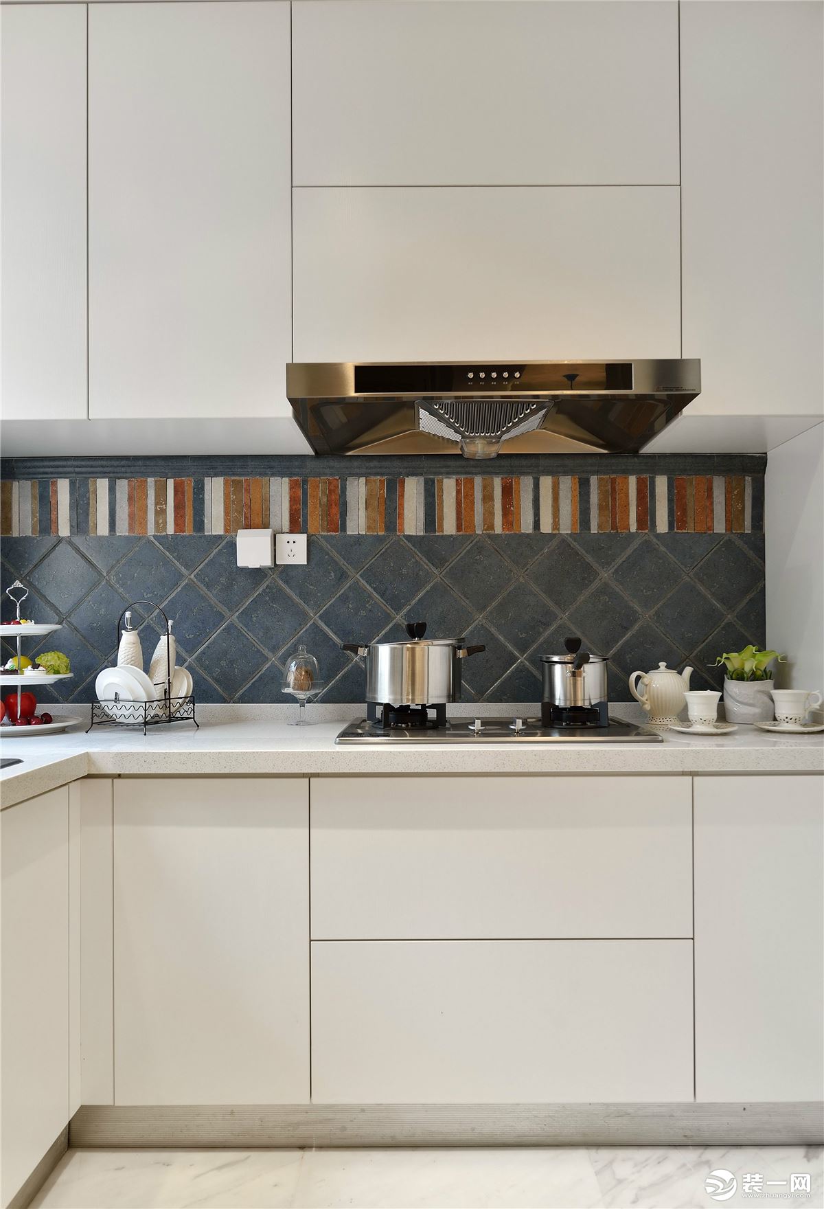厨房大面积的留白，L型的布局，干净容易打扫，格子的背景板带着不一样的小特色。