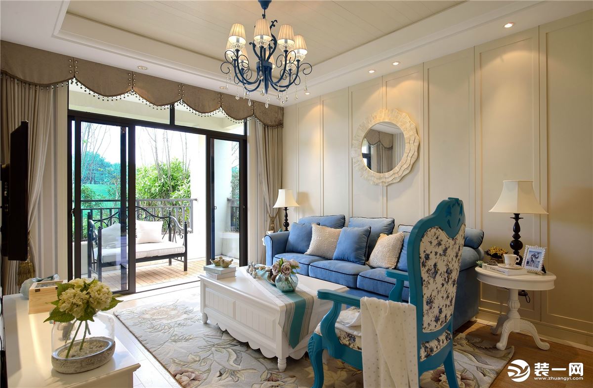 客厅以白色为主，蓝色的点缀，感受地中海风情，柔软的绒面沙发，舒适而放松，