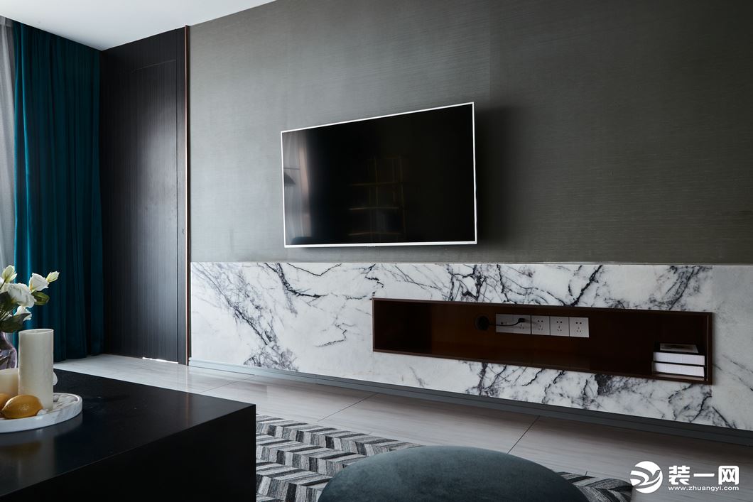 电视背景墙以深灰色基础色，结合大理石地台与木质电视柜台，布置出一种现代时尚而又实用的电视墙。