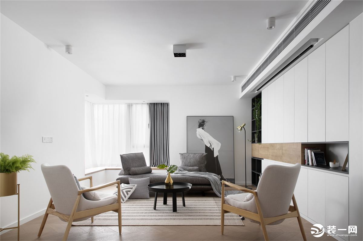 客厅白/灰/原木三色的搭配，白色与灰色的沉静，让空间的都静止了，加入原木的点缀增添了温暖的氛围，沙发