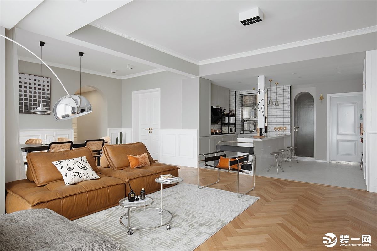 白色作为整体，咖啡色的沙发的摆放，与原木材质的地板，相互融合，地毯的铺垫与浅色会棉麻沙发为空间增添不