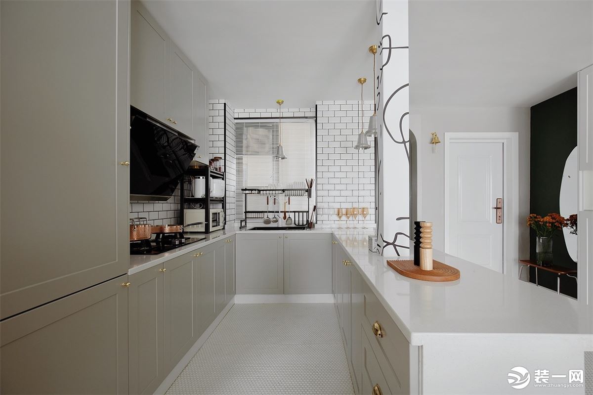 U型的厨房布局，浅灰与白色的搭配，简单凸显北欧的风格，有一点小清新的感觉。