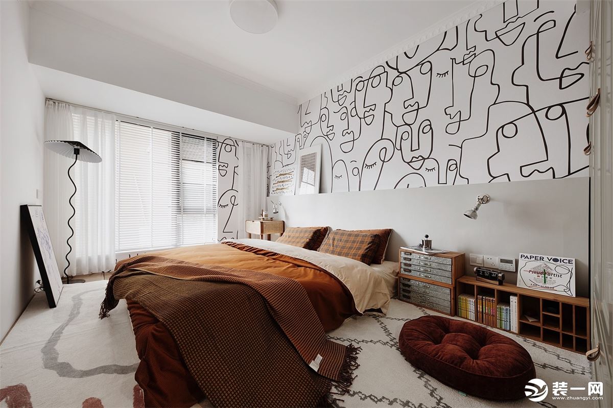 次卧延续客厅的风格，背景墙的抽象画，与简约的舒适搭配，在空间体现出不一样的潮流感，