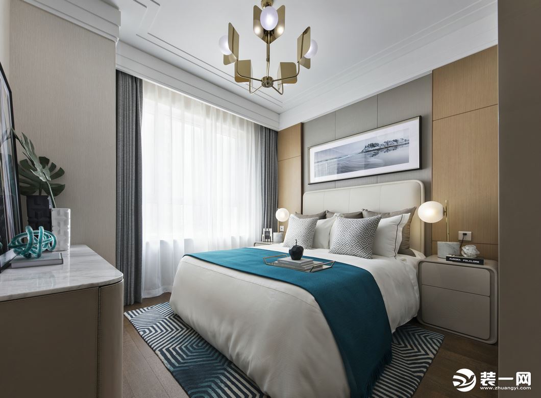 主卧以木元素的材质，铺垫空间，搭配蓝白色的床饰，简单温馨