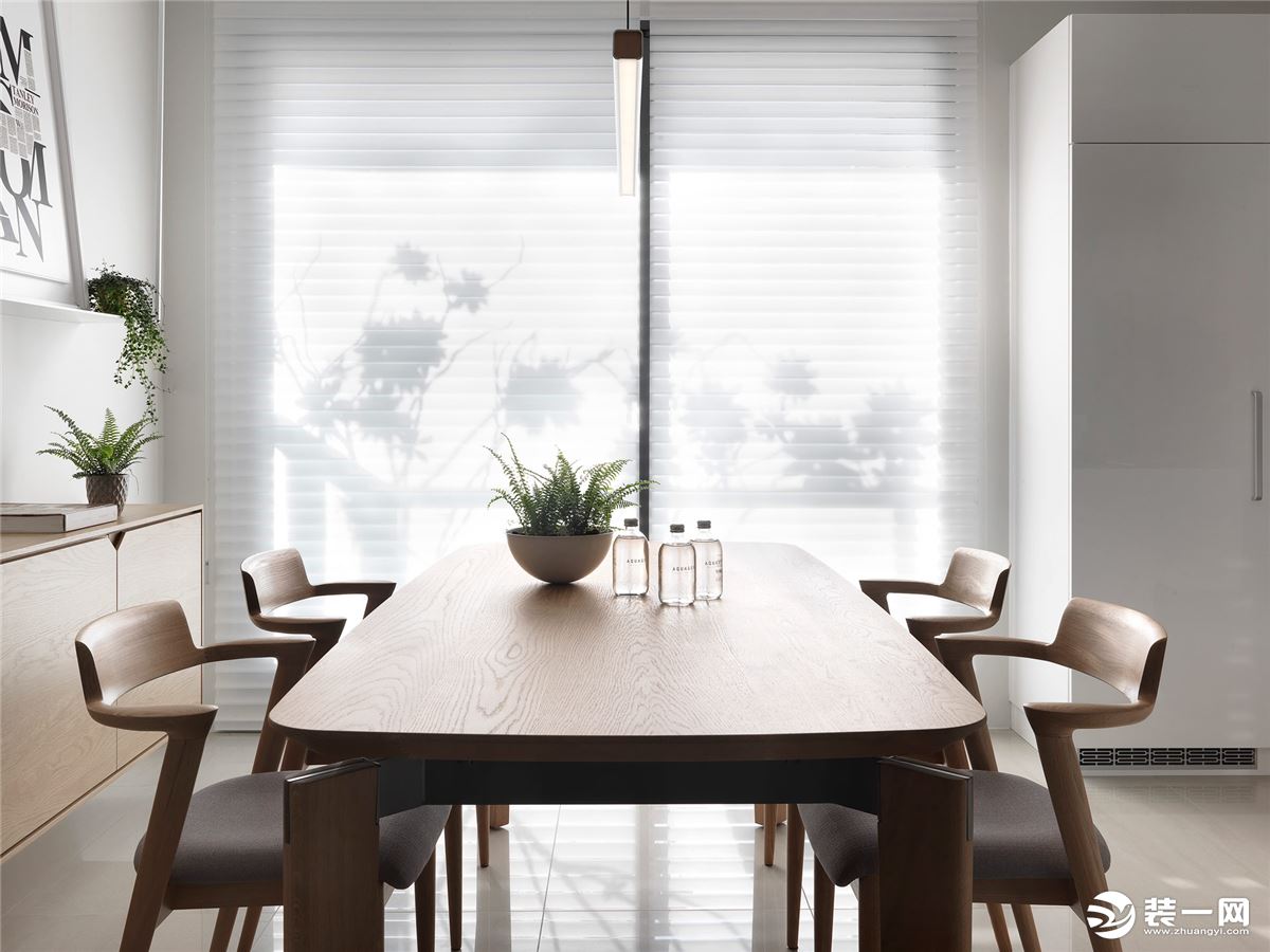 餐厅以独立空间，原木材质的设计，搭配现代简雅的餐桌椅，整个空间显得端庄舒适。