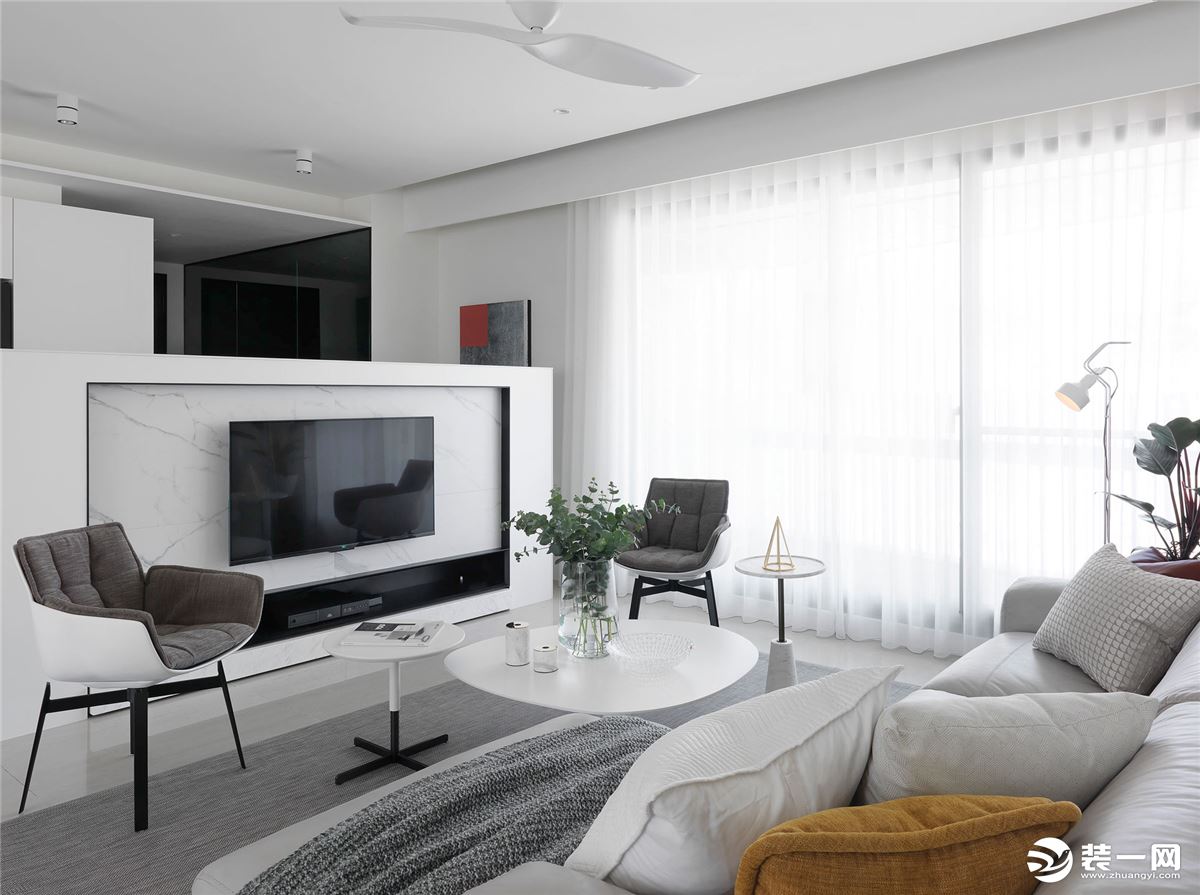 电视背景墙选择半墙的设计，扩大的空间的面积感