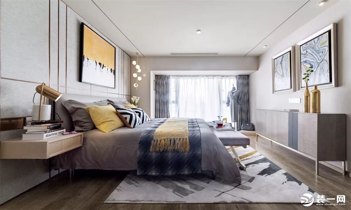 卧室在色彩的选择上选用灰色与黄色为主色调，撞色的搭配尽显摩登都市的时尚品味。
