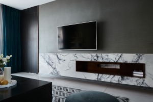 电视背景墙以深灰色基础色，结合大理石地台与木质电视柜台，布置出一种现代时尚而又实用的电视墙。