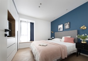 次卧以蓝色为背景色，搭配上粉白色的床饰，清新而浪漫，床头的花束带来自然感