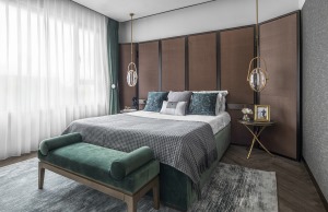 床背的屏风以文化传承的形式潜移默化的为现代人所用。古铜色与拉丝铜色丰富了空间色彩感，竹绿色物品灵动着