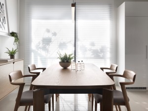 餐厅以独立空间，原木材质的设计，搭配现代简雅的餐桌椅，整个空间显得端庄舒适。