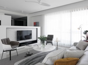 电视背景墙选择半墙的设计，扩大的空间的面积感