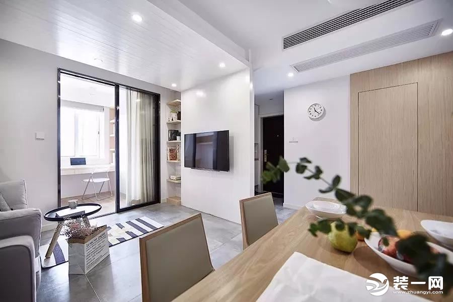 中海国际社区95㎡现代简约三居客厅大白墙、收纳柜、置物架简洁实用省空间——家合装饰