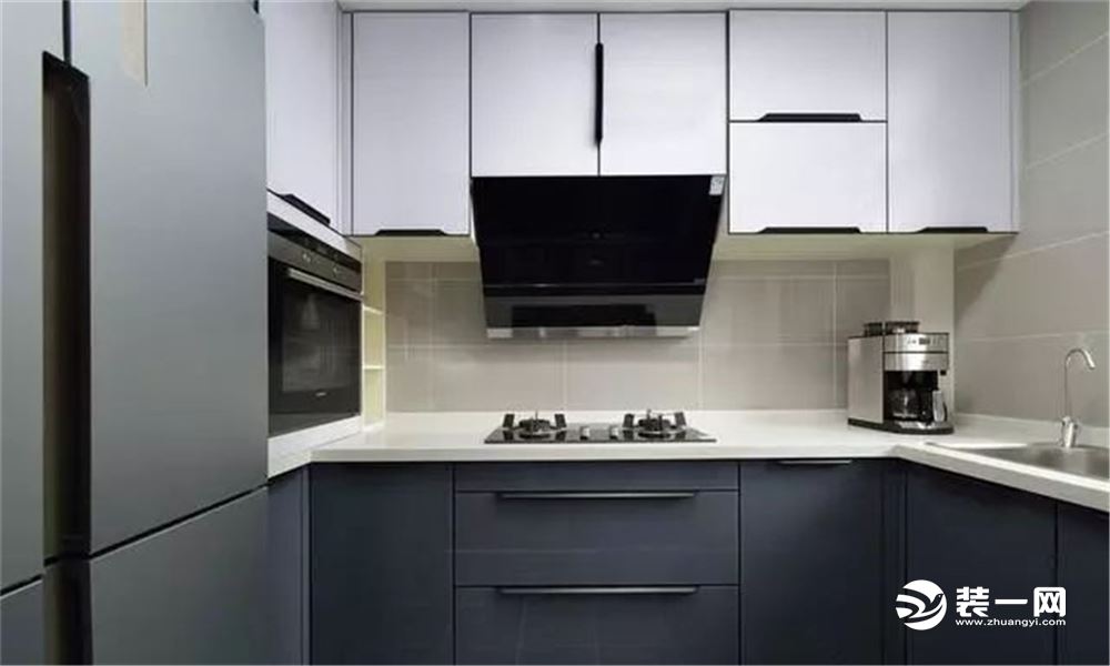 厨房也以灰色和白色为主，整体偏U型设计，转角处做了电器收纳，合理地利用空间。