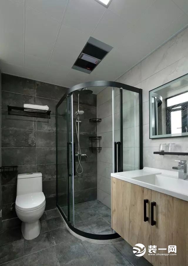 卫浴间的色调更灰一些，墙砖地砖的材质略带复古范。